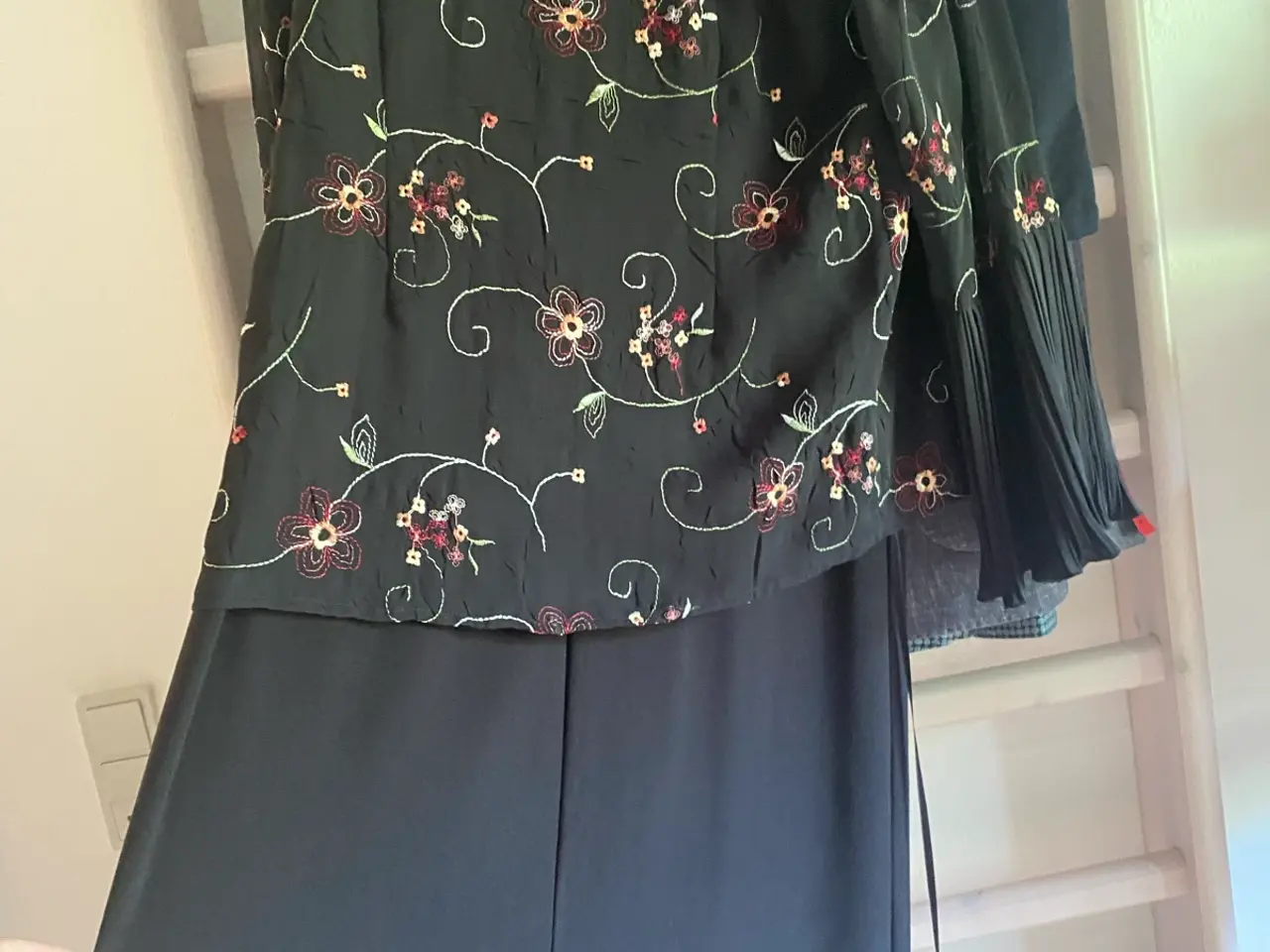 Billede 3 - En kjole graviditeten i sort med broderi