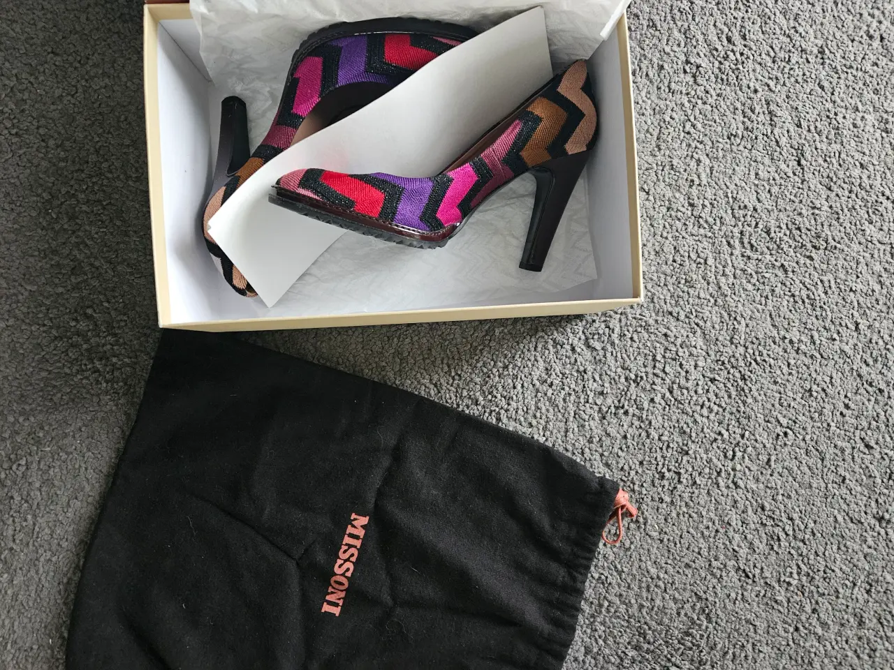 Billede 3 - Missoni tekstilpump med bordeau hæl.