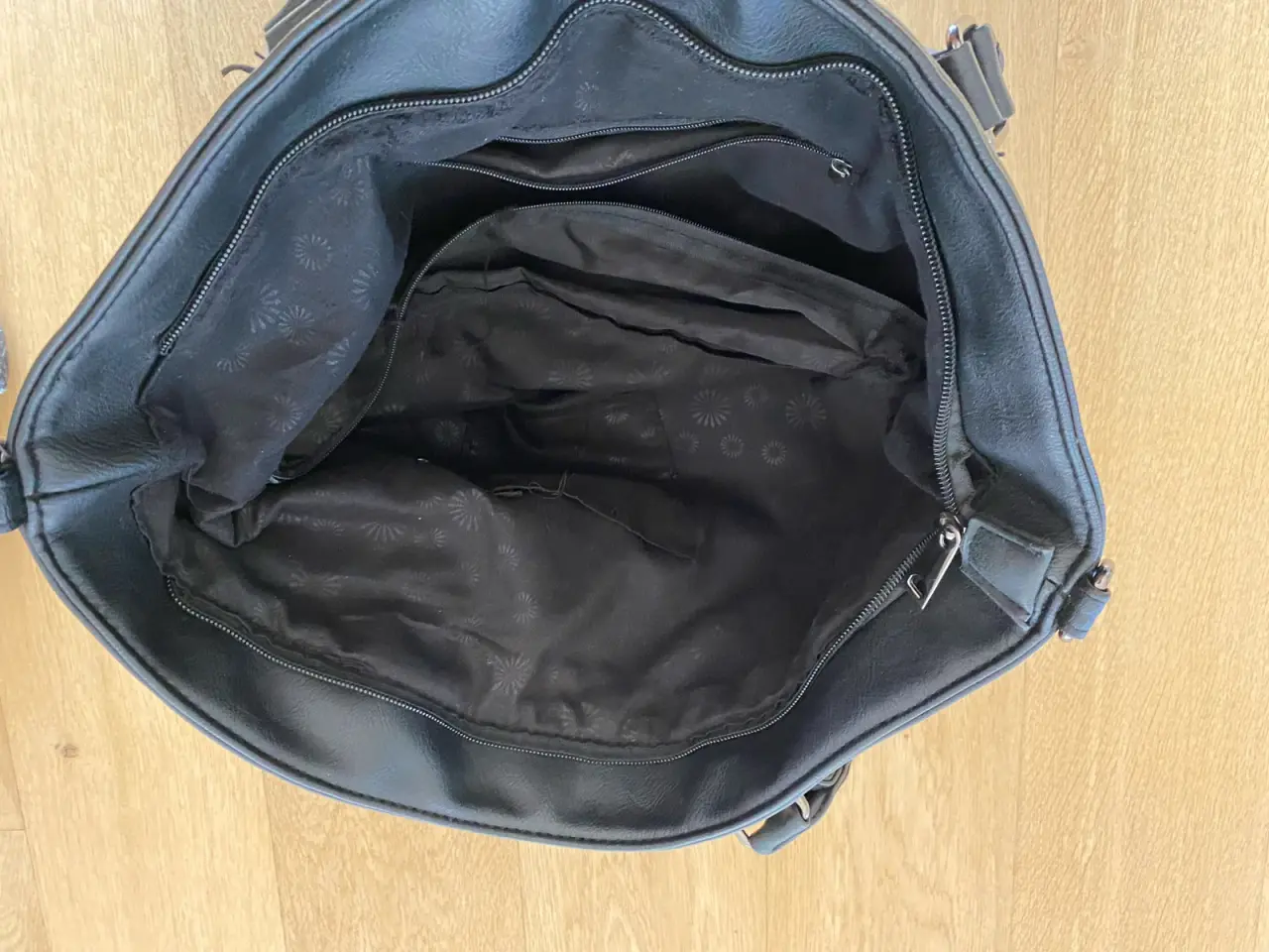 Billede 3 - Sort rummelig taske 