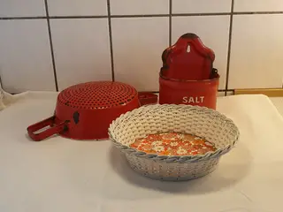 Emalje rødt og retro brødkurv