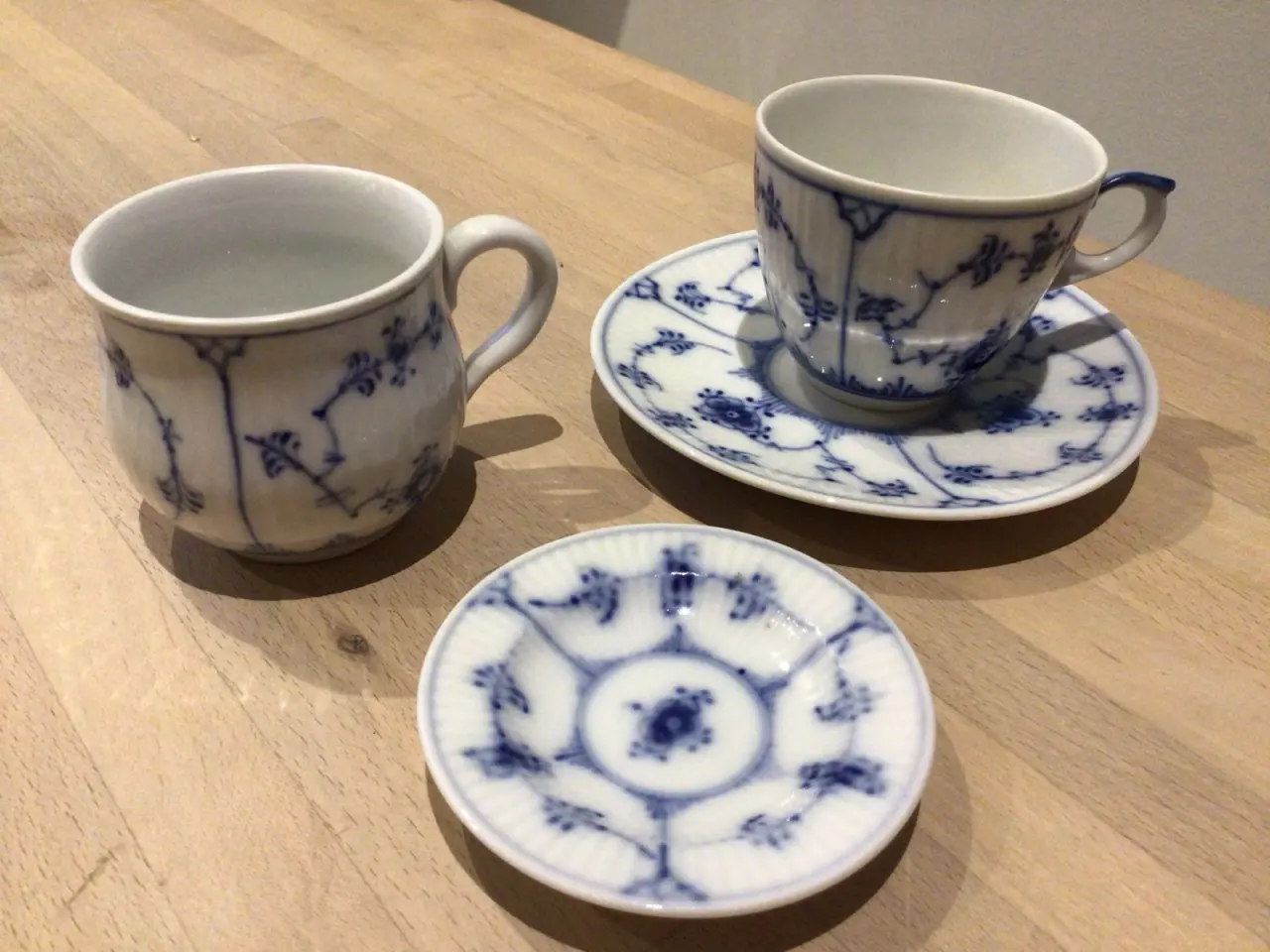 Billede 1 - Musselmalet kop, sennepskop/espressokop og asiet