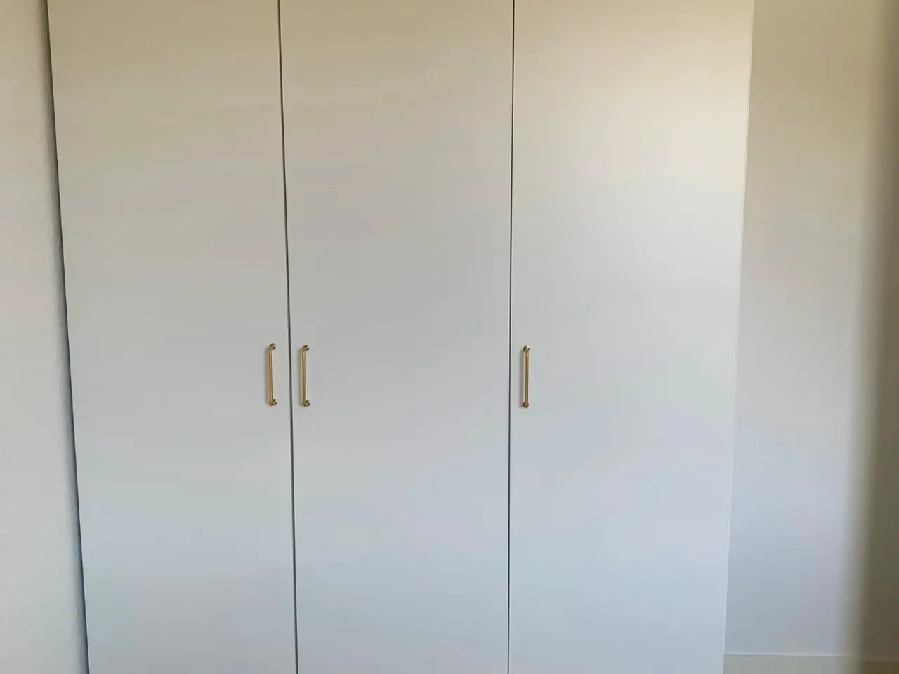 Billede 1 - Flot og rummeligt garderobeskab fra Ikea