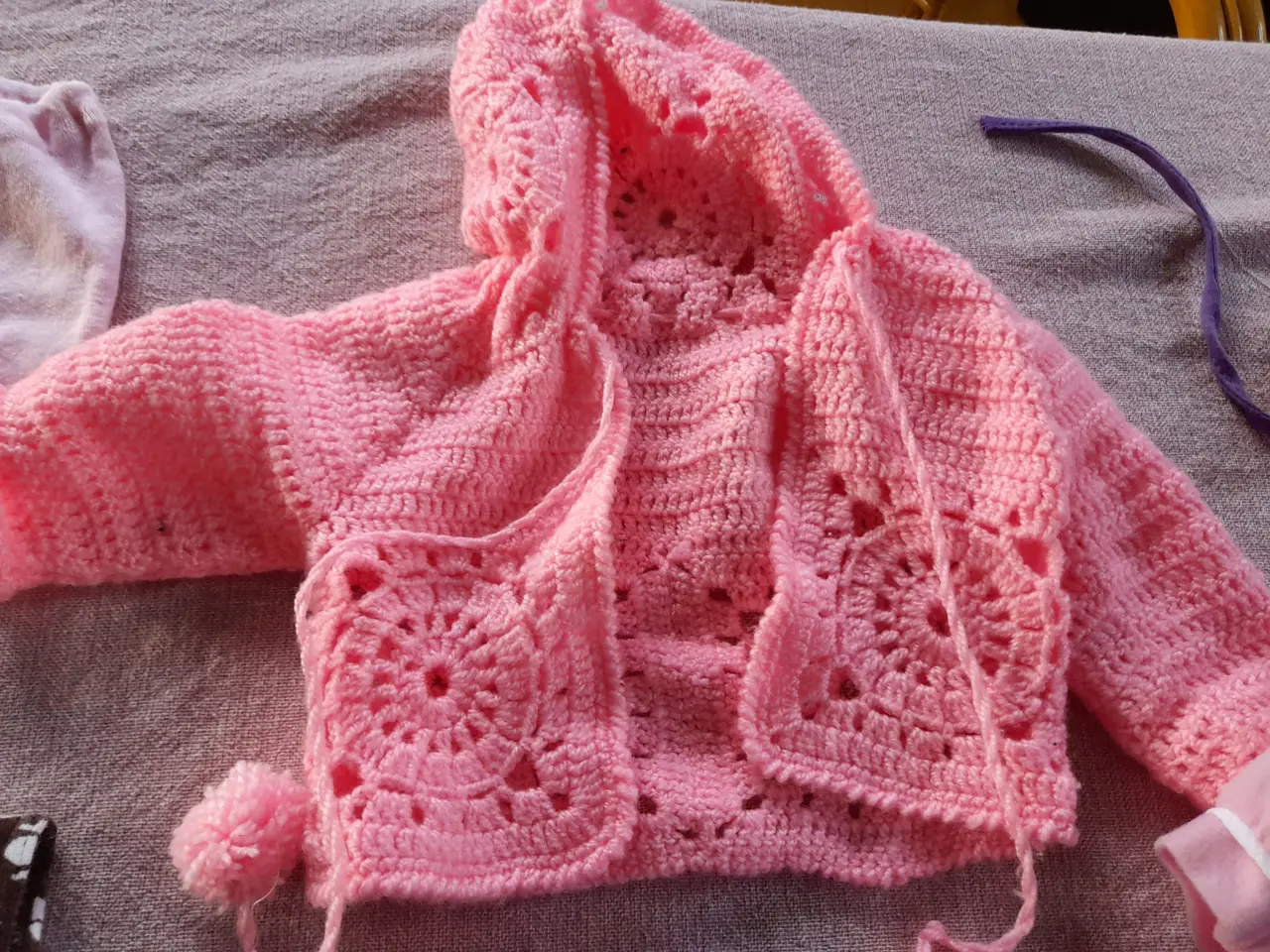 Billede 12 - Dukke 50 cm lang inkl dukketøj & bæresele.