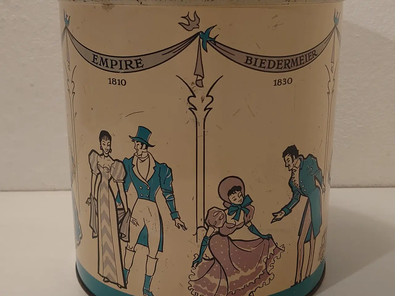 Billede 3 - Stor gammel kagedåse med motiver fra 1550-1920.