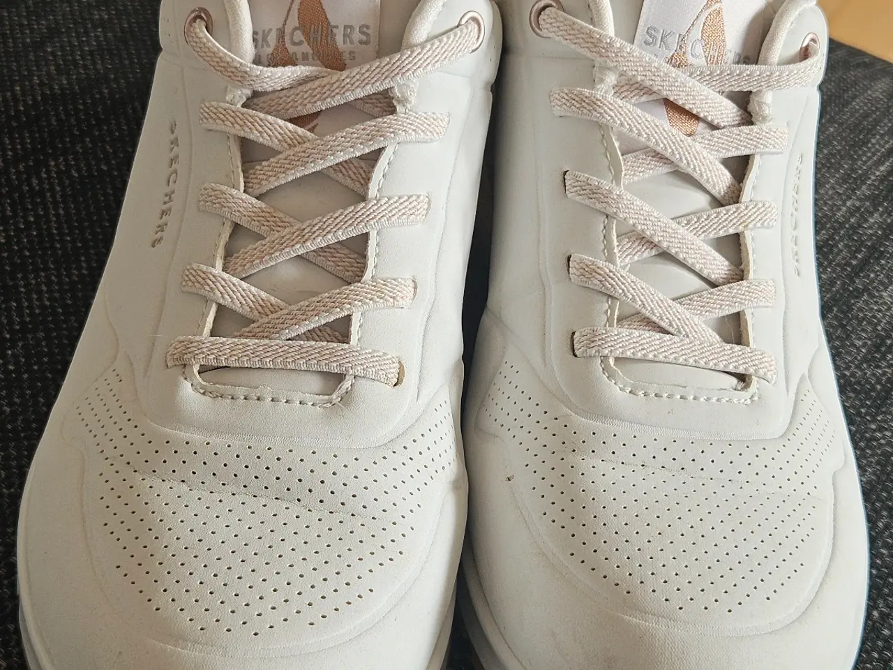 Billede 4 - Hvide sneakers fra skechers