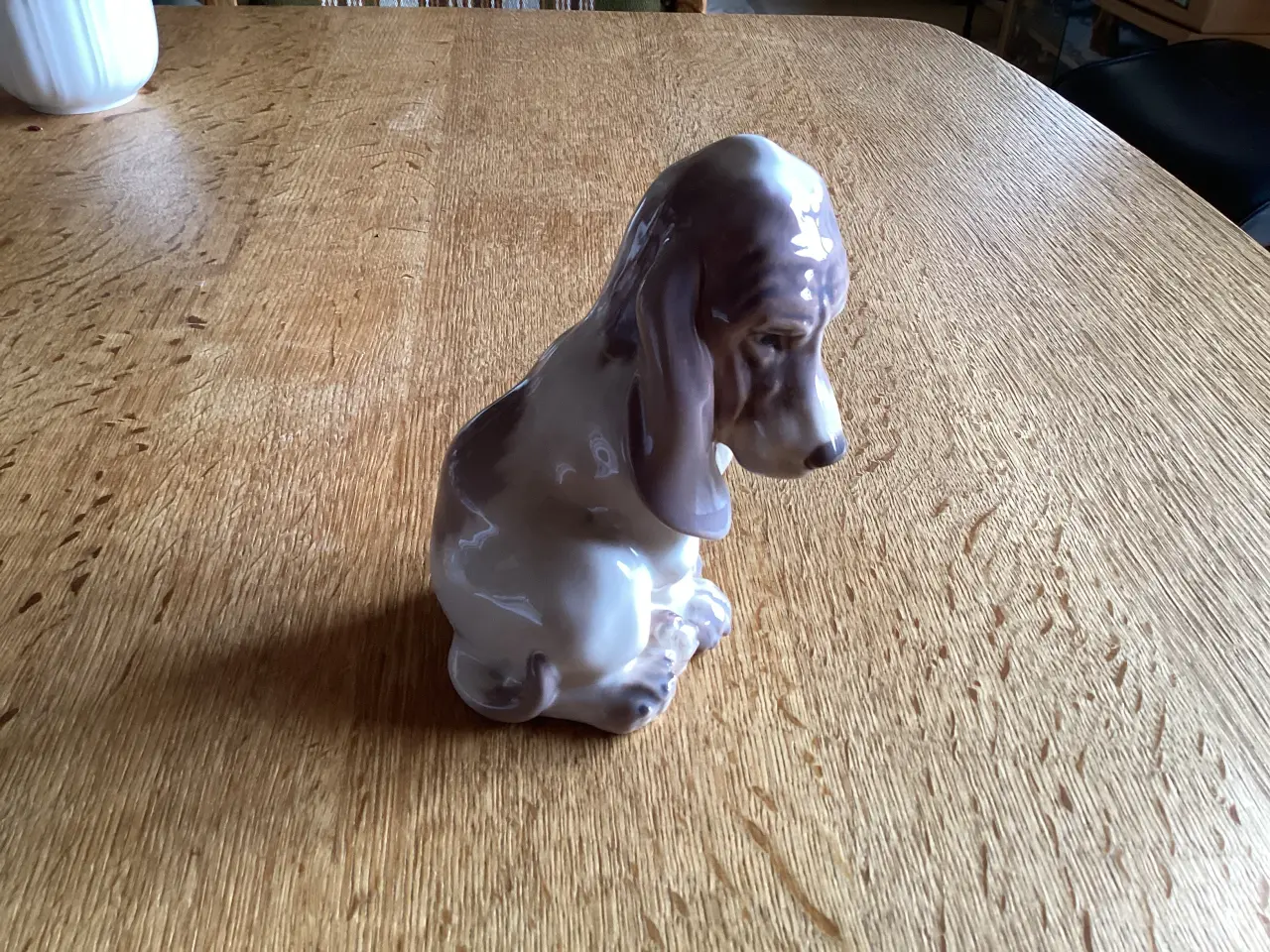 Billede 1 - Dahl Jensen siddende Basset hundehvalp nr 1065