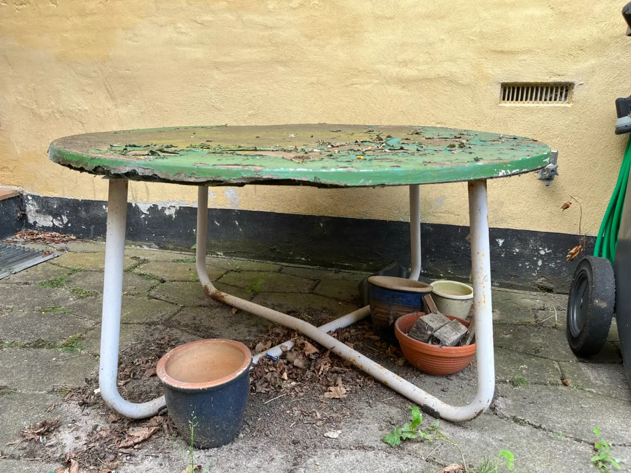 Billede 2 - Rundt grønt havebord med metalben