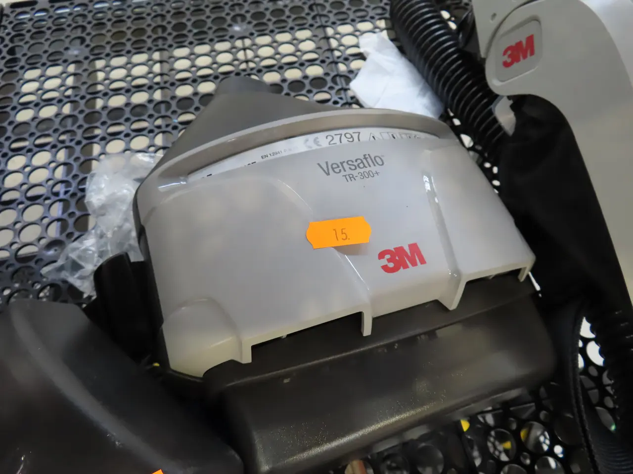 Billede 3 - Åndedrætsværn 3M Versaflo M-300 med filter 3M Versaflo samt batteri