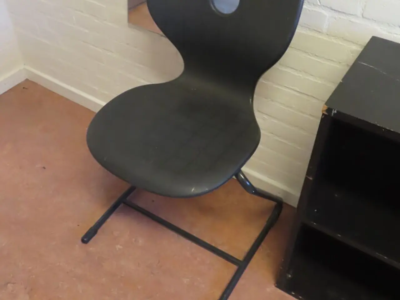 Billede 4 - Indhold på værelse af bord, køjeseng, skab mv.