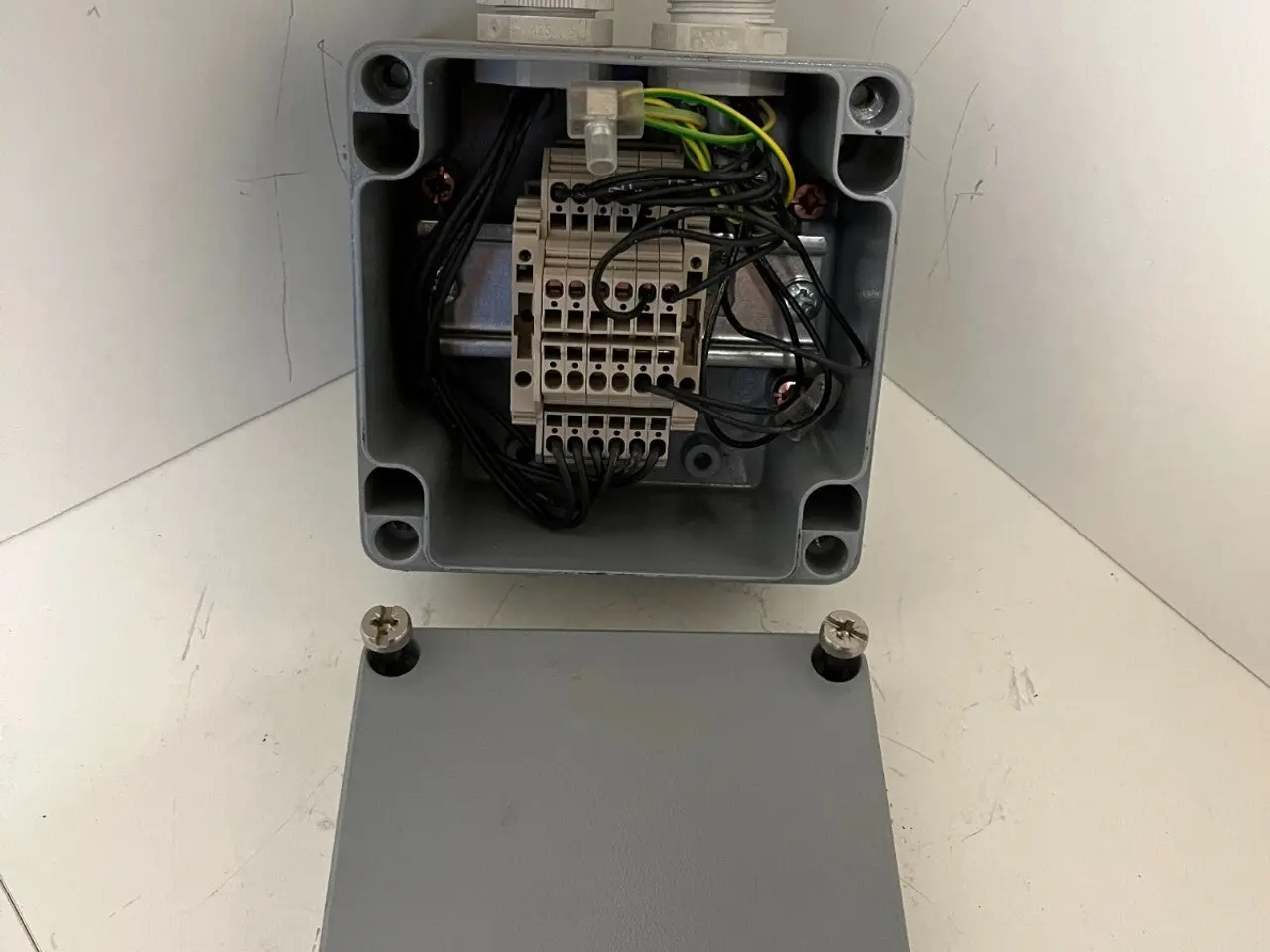 Billede 1 - Metal Electrical Junction Box w/ DIN Rail Terminal