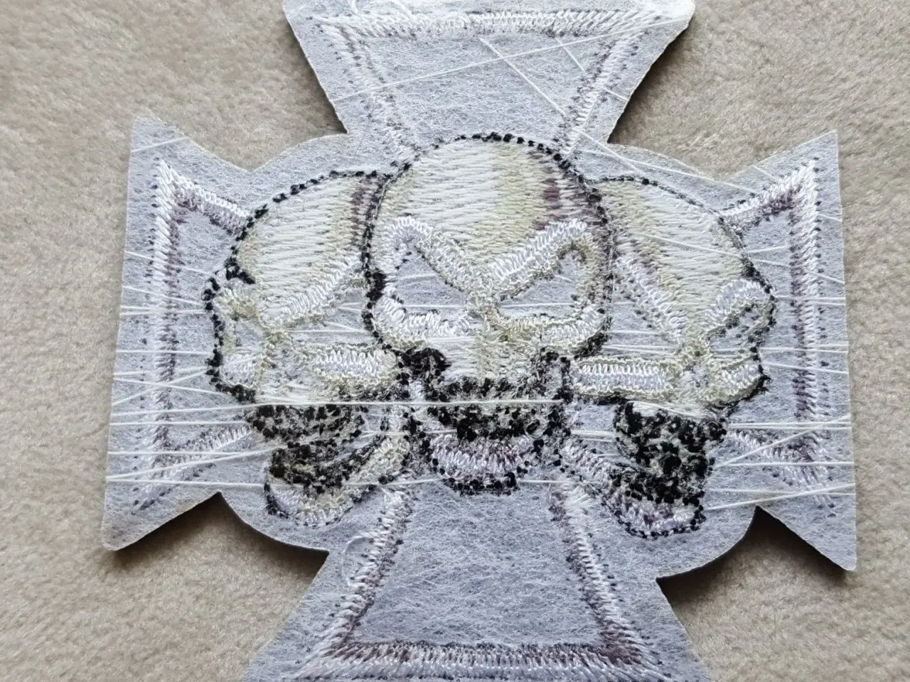 Billede 2 - 3 skulls i jernkors (2 stk)