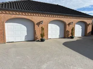 3 porte. 2 stk. med hejs og fjernbetjening