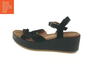 Sort sandaler med plateau fra Pieces (str. 41 )