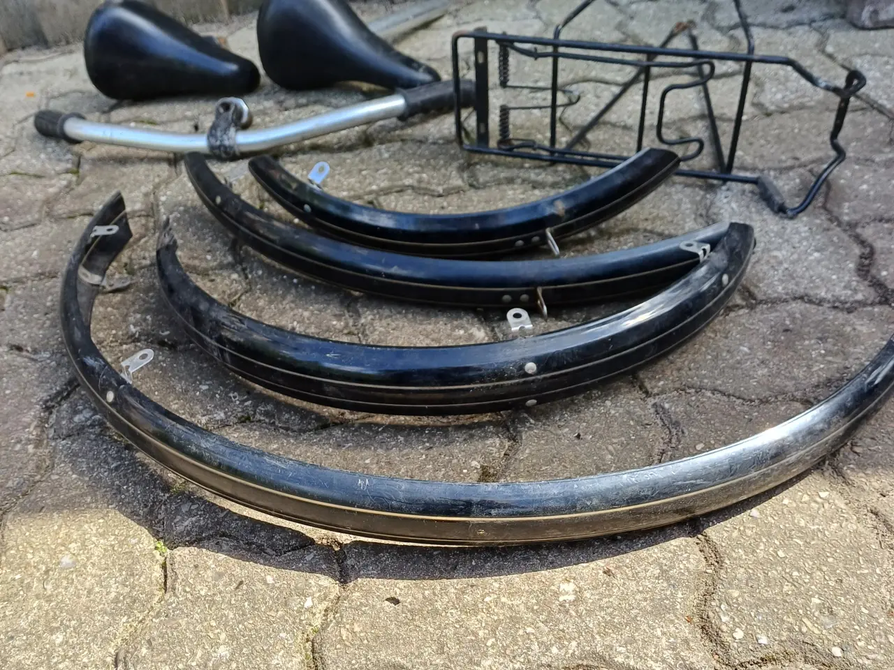 Billede 1 - Reservedele til cykel - bagagebærer, cykelstyr mm.