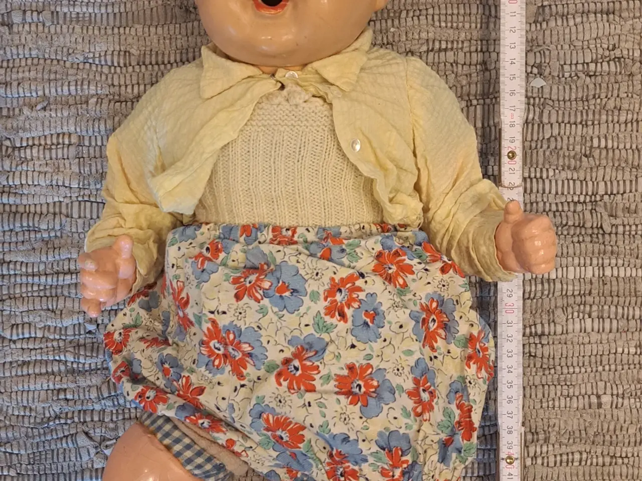 Billede 1 - Vintage dukke i porcelæn med krop i stof