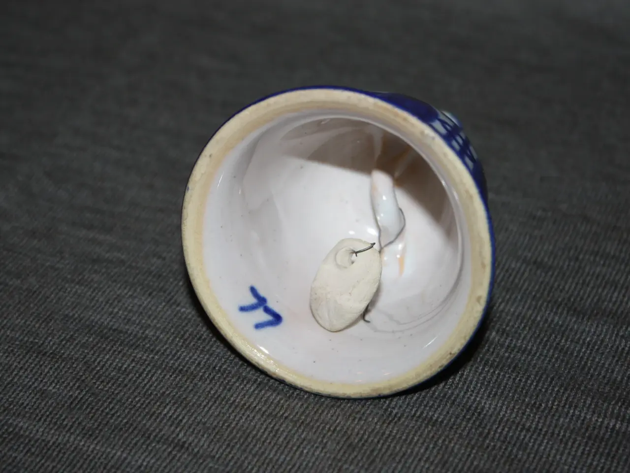 Billede 3 - Blå keramisk klokke med sign. LL højde 9 cm