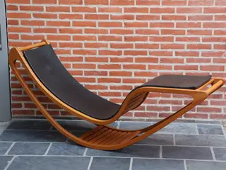 Chairbert lounge liggegyngestol i teaktræ m/læder