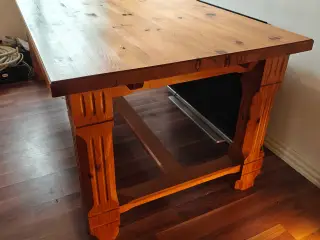 Spisebord i fyrtræ 