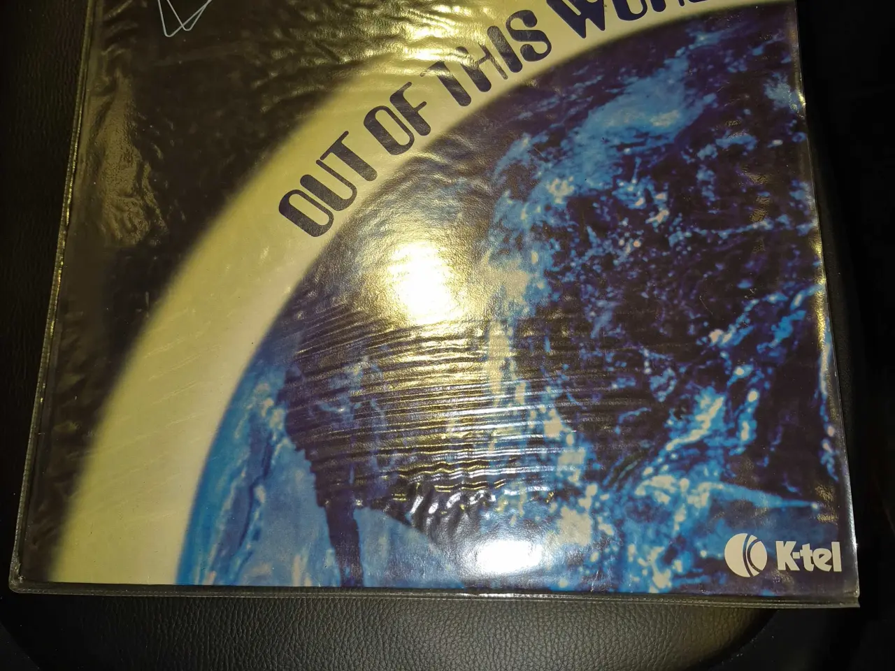 Billede 1 - Out of This World", af The Moody