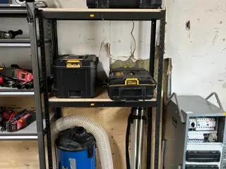 Reol med indhold. Bla. Dewalt transport kasser, Tripod, Scheppach Støvsuger