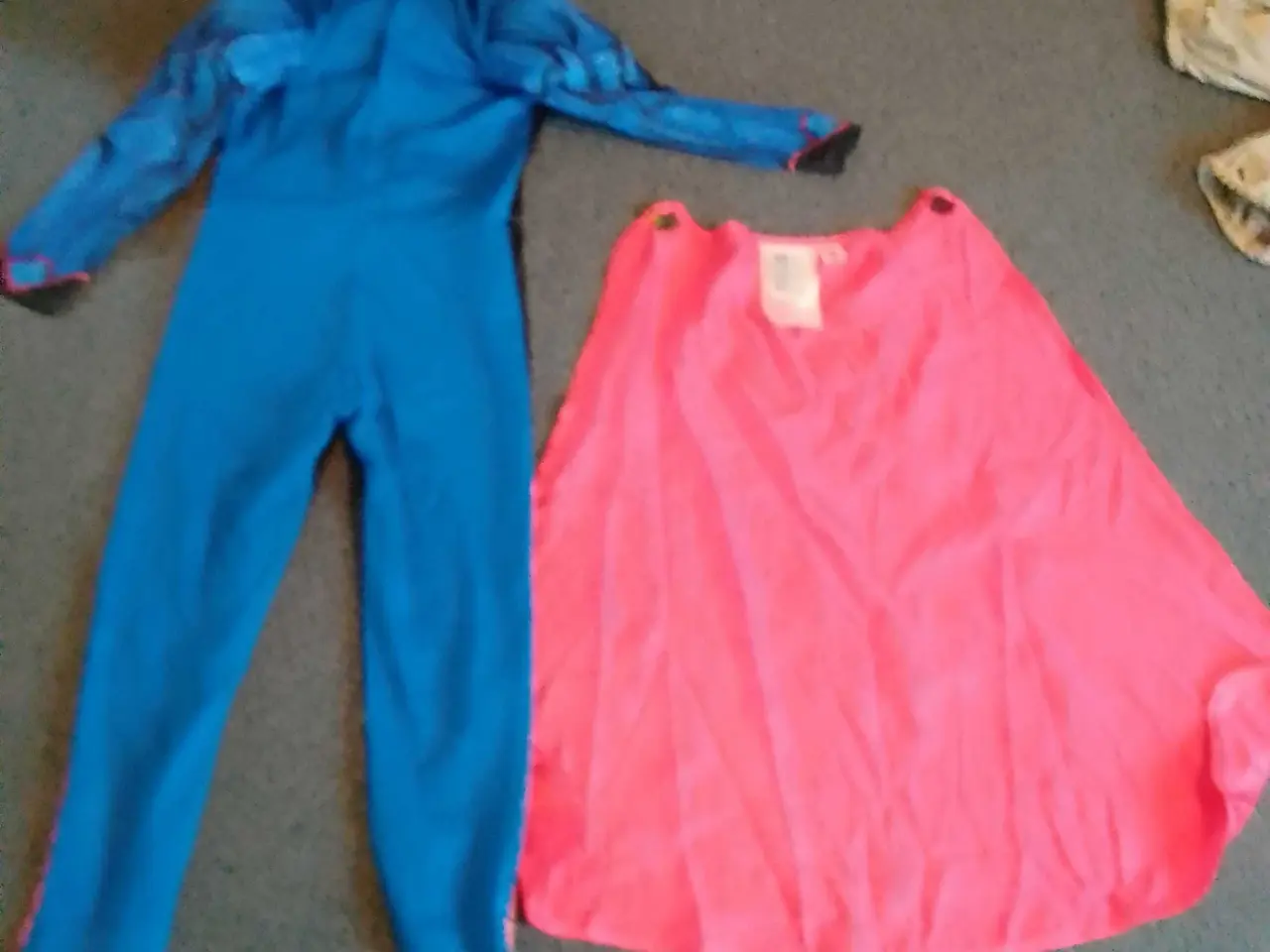 Billede 2 - Superman m.indbygget muskler Str 110-116