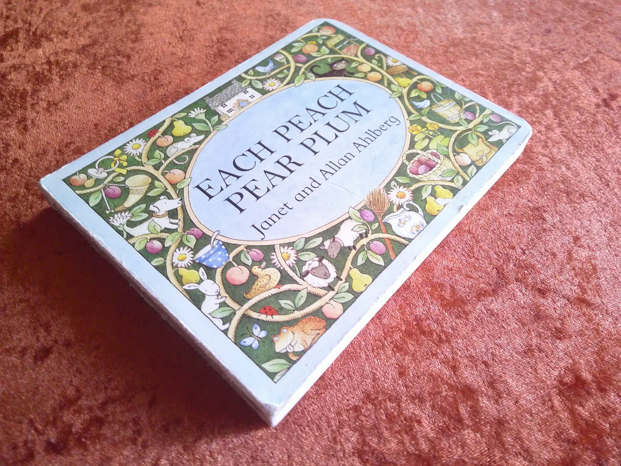 Billede 1 - Each peach pear plum, Janet Ahlberg, Allan Ahlberg