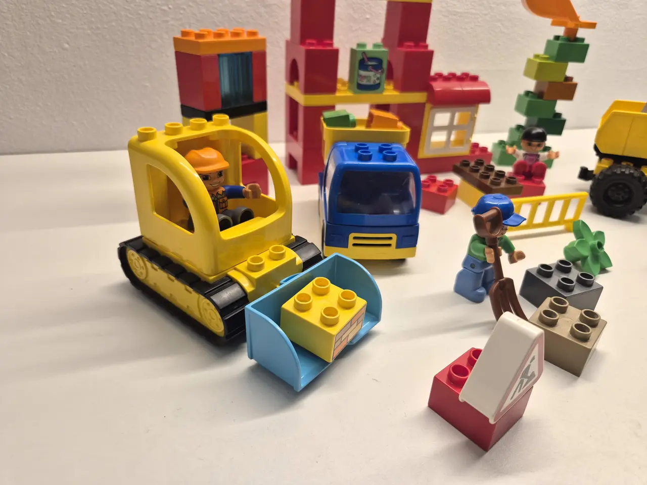 Billede 3 - Duplo Byggeplads, Gravemaskine, Gummiged samt figu