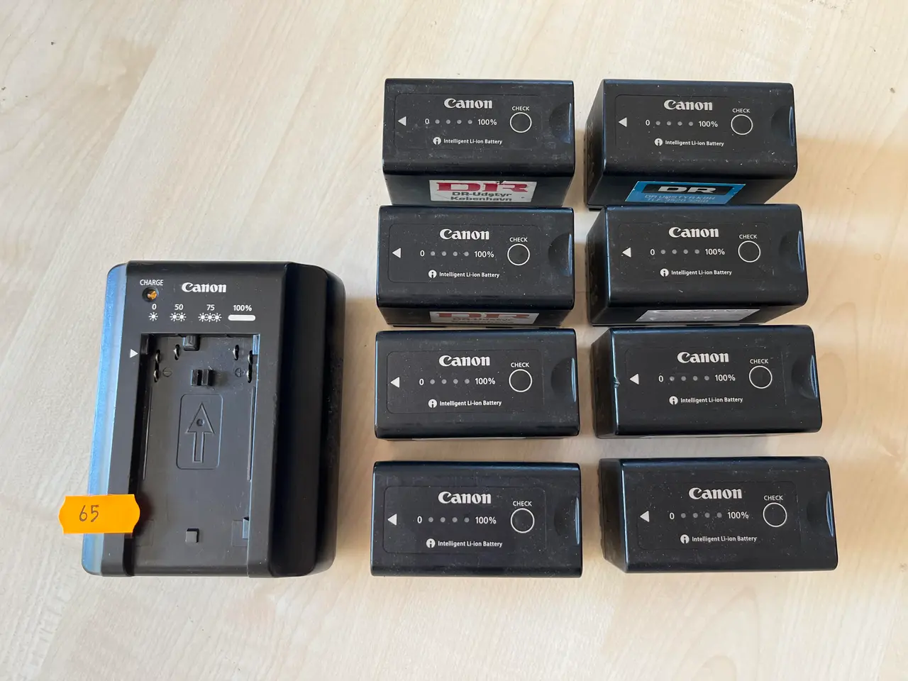 Billede 1 - Oplader og 8. Stk. Canon batterier