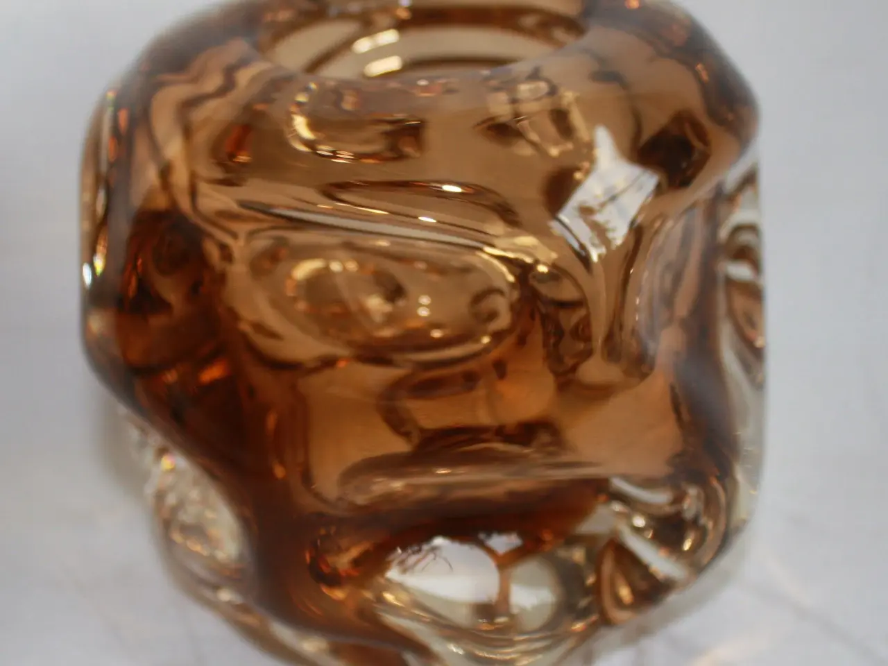 Billede 2 - Vase af brunt glas