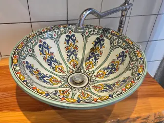 Farverig vask og badeværelsesmøbel