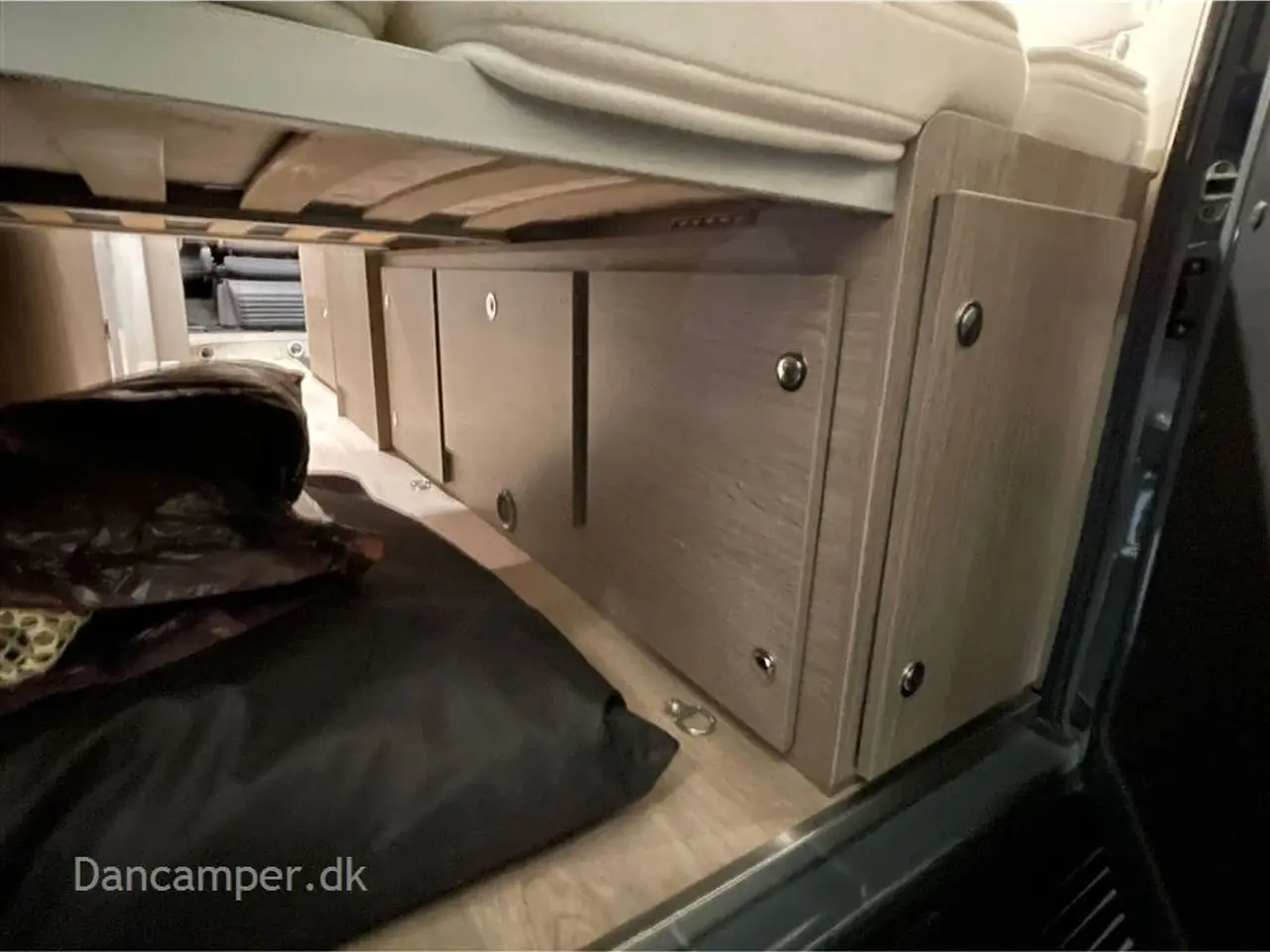 Billede 38 - 2023 - Chausson ROAD LINE V594 VIP MAX UNDER KLARGØRING! Super spændende, kort van med to dobbeltsenge på tværs i køjesystem. 2,2, L motor , 140 HK, solcelle og markise m.m.