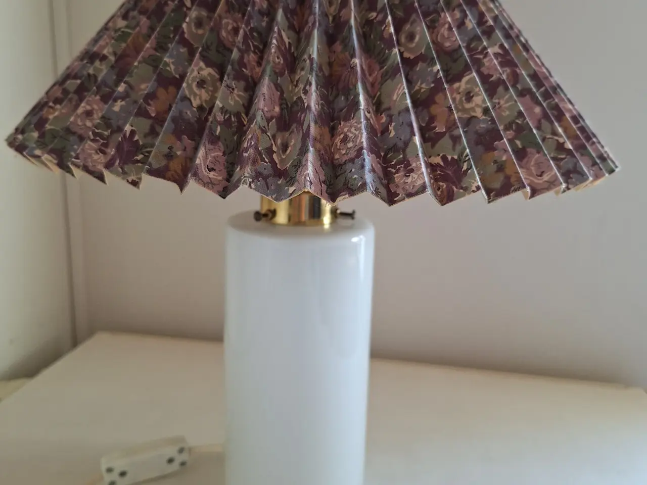 Billede 1 - bordlampe med blomstret skærm