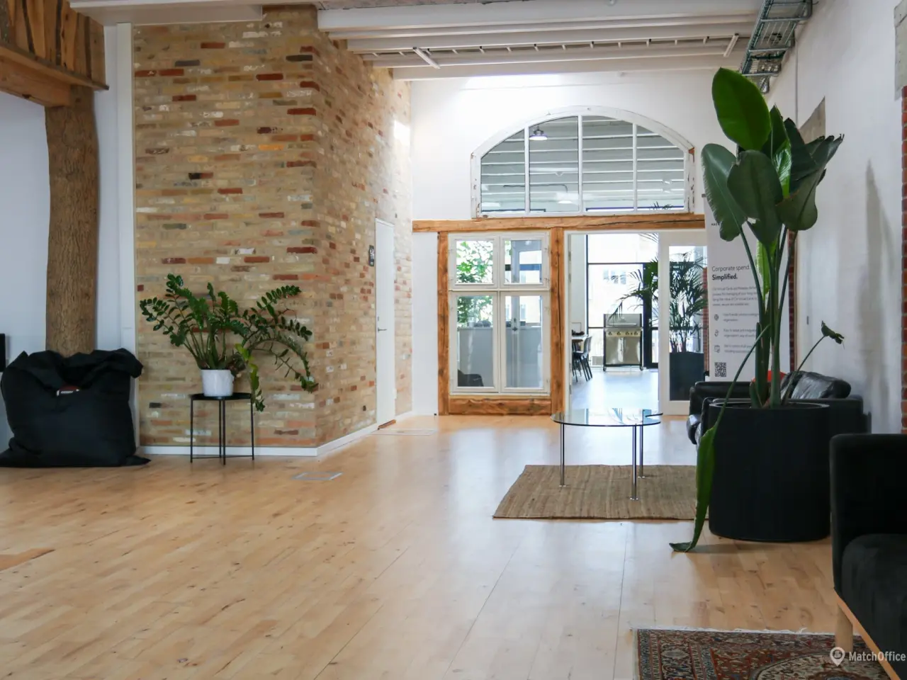 Billede 5 - Højloftet kontor med showroom