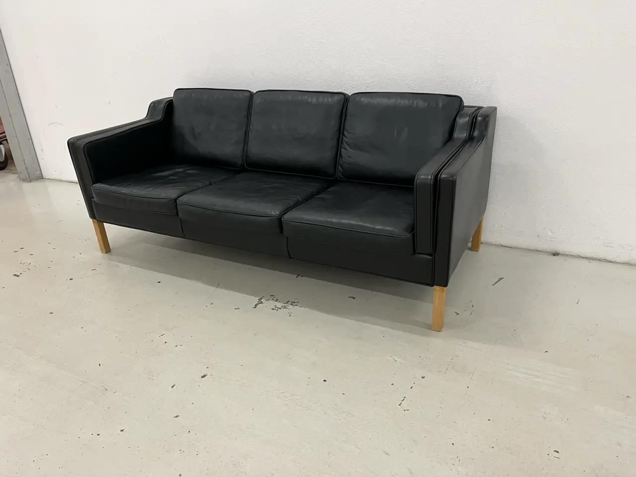 Billede 4 - Eksklusiv Stouby Eva 3 Pers.Sofa sort læder ben Eg