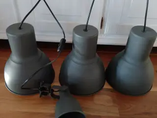3 loft lamper og en væg lampe