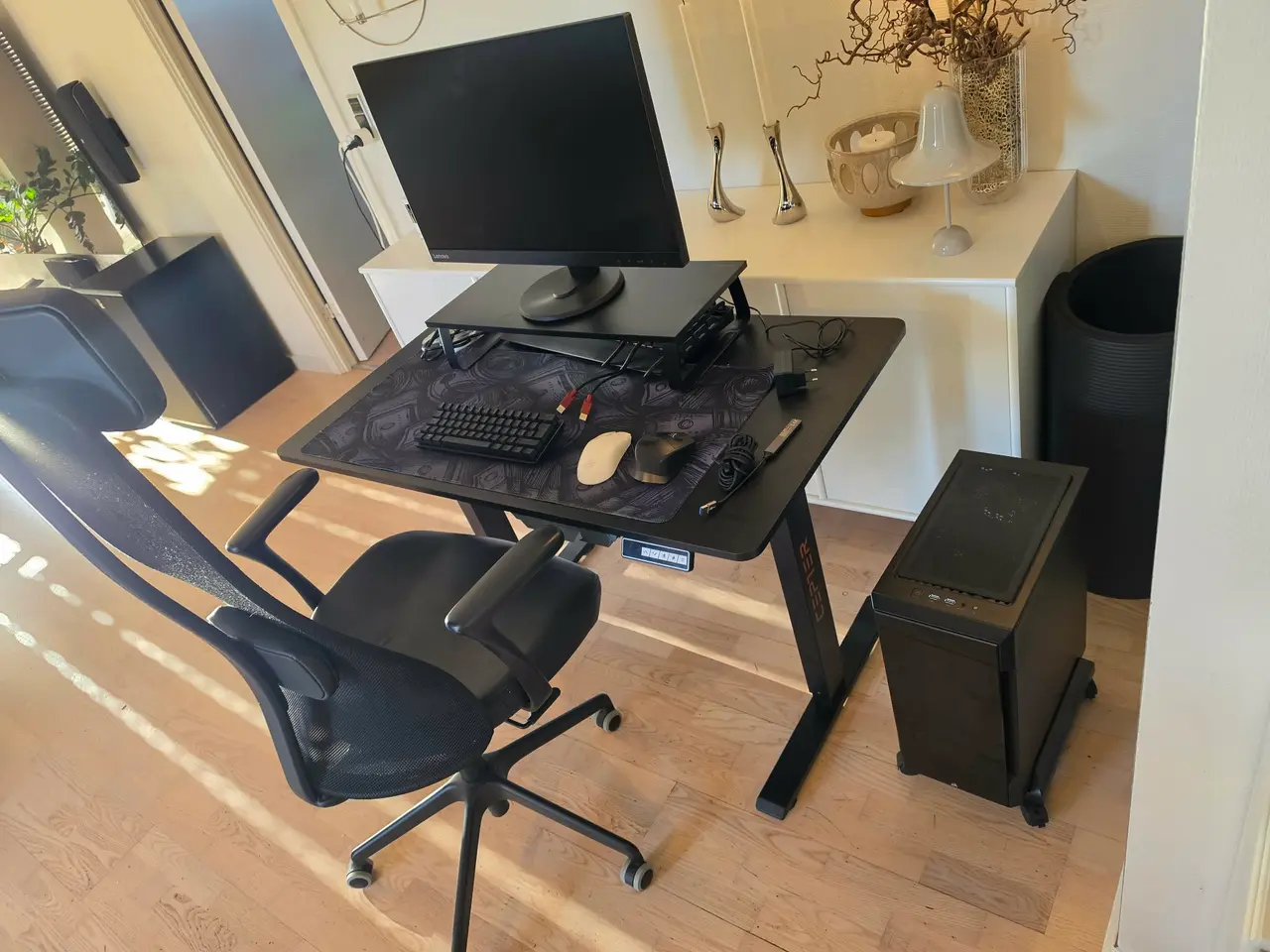 Billede 2 - KOMPLET SETUP (Gamer-PC, Skrivebord, Skærm, stol m