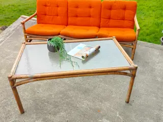 Flot RETRO bambus sofa med orange hynder og bord