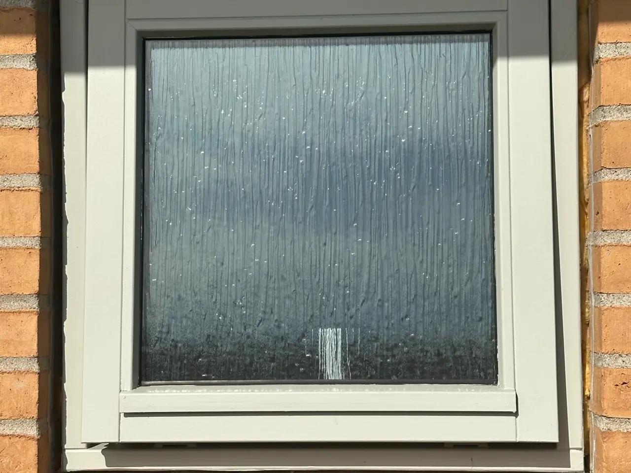 Billede 1 - Vindue i træ med ornament glas
