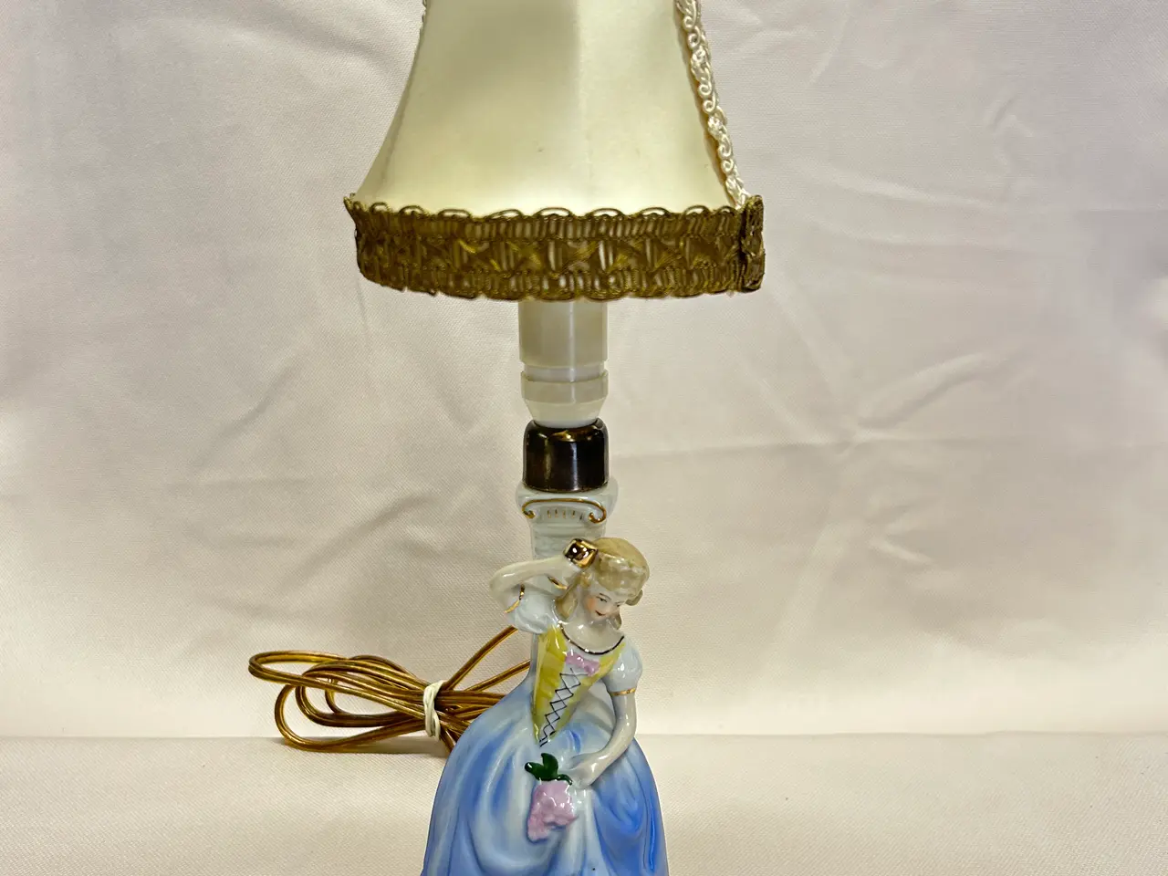 Billede 4 - Klassiske bordlampe i porcelæn.