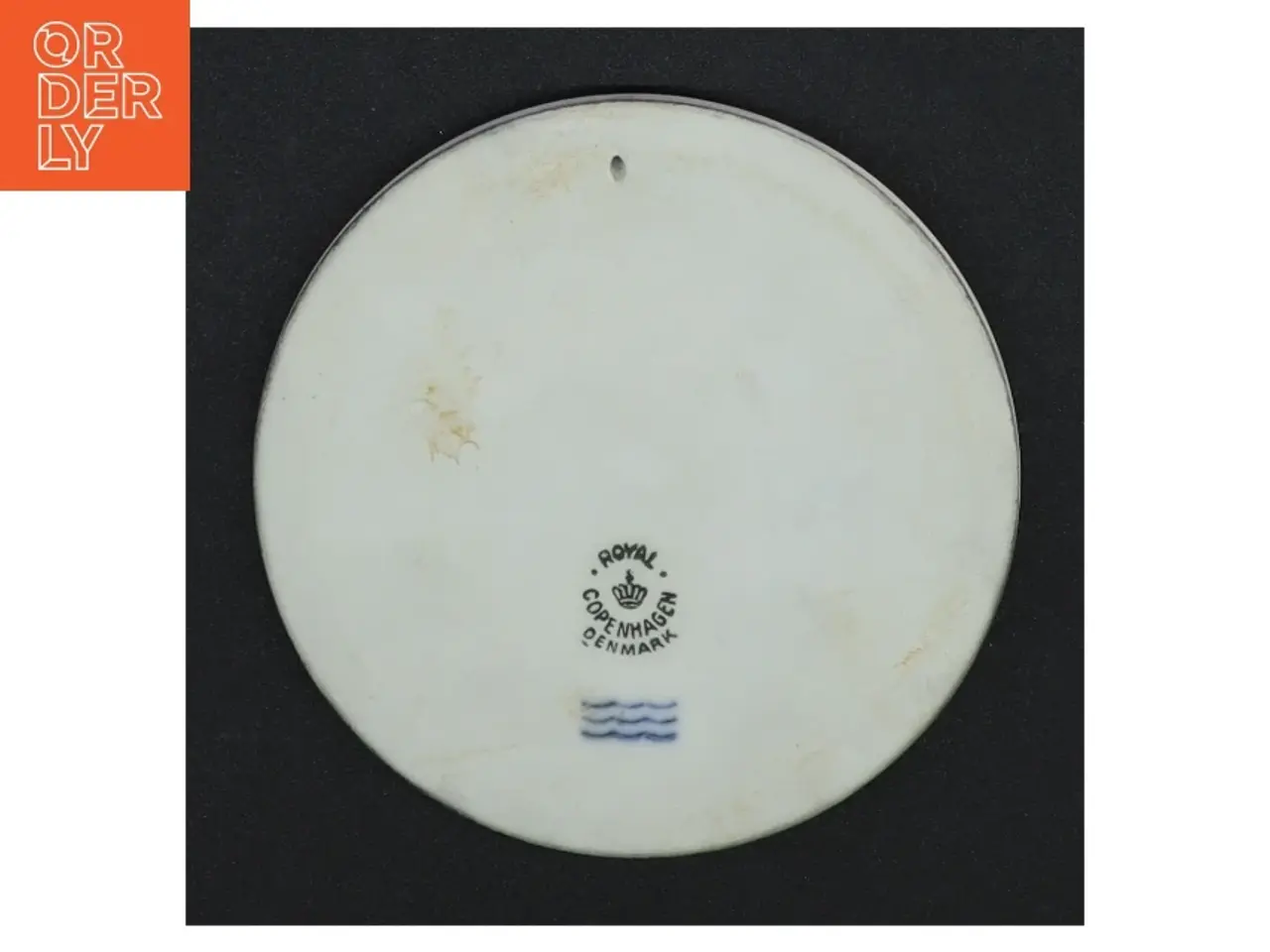 Billede 2 - Hvid porcelænsplatte med relief af H.C.Andersen fra Royal Copenhagen (str. Ø 10,5 cm)