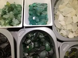 Masser af strand-glas i mange farver og størelser