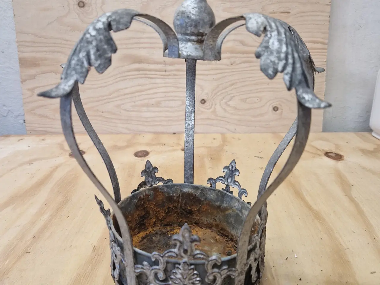 Billede 4 - Dekorativ krone I metal med patina