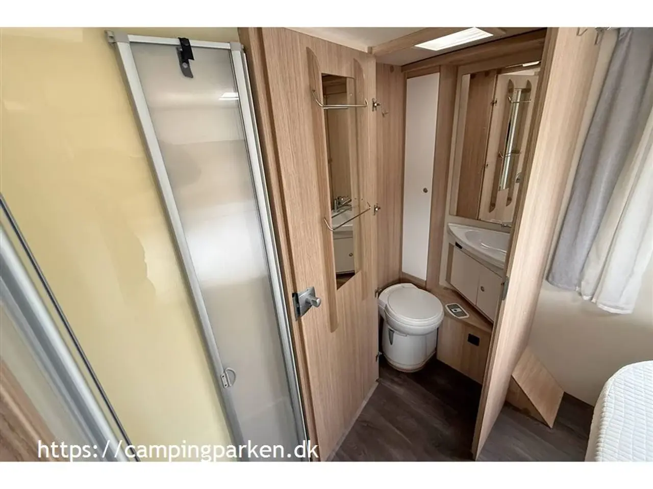 Billede 12 - 2019 - SunLight I 69 L Meget camper for pengene! Queens bed, markise, solceller, aircondition, cykelholder