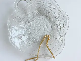 Klart glas, bladformet m kirsebærpræg