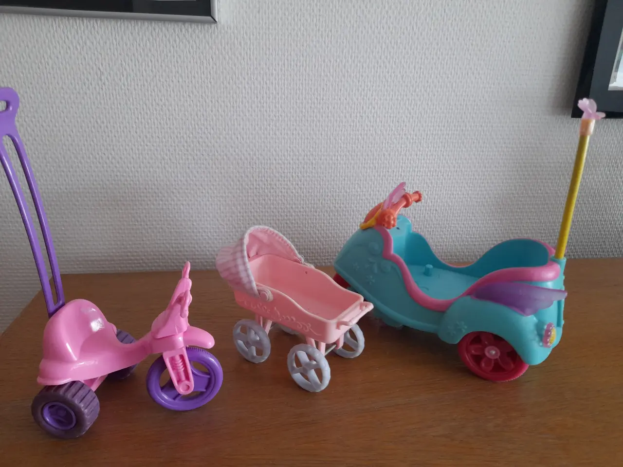 Billede 2 - 3 køretøjer til lille Barbie.