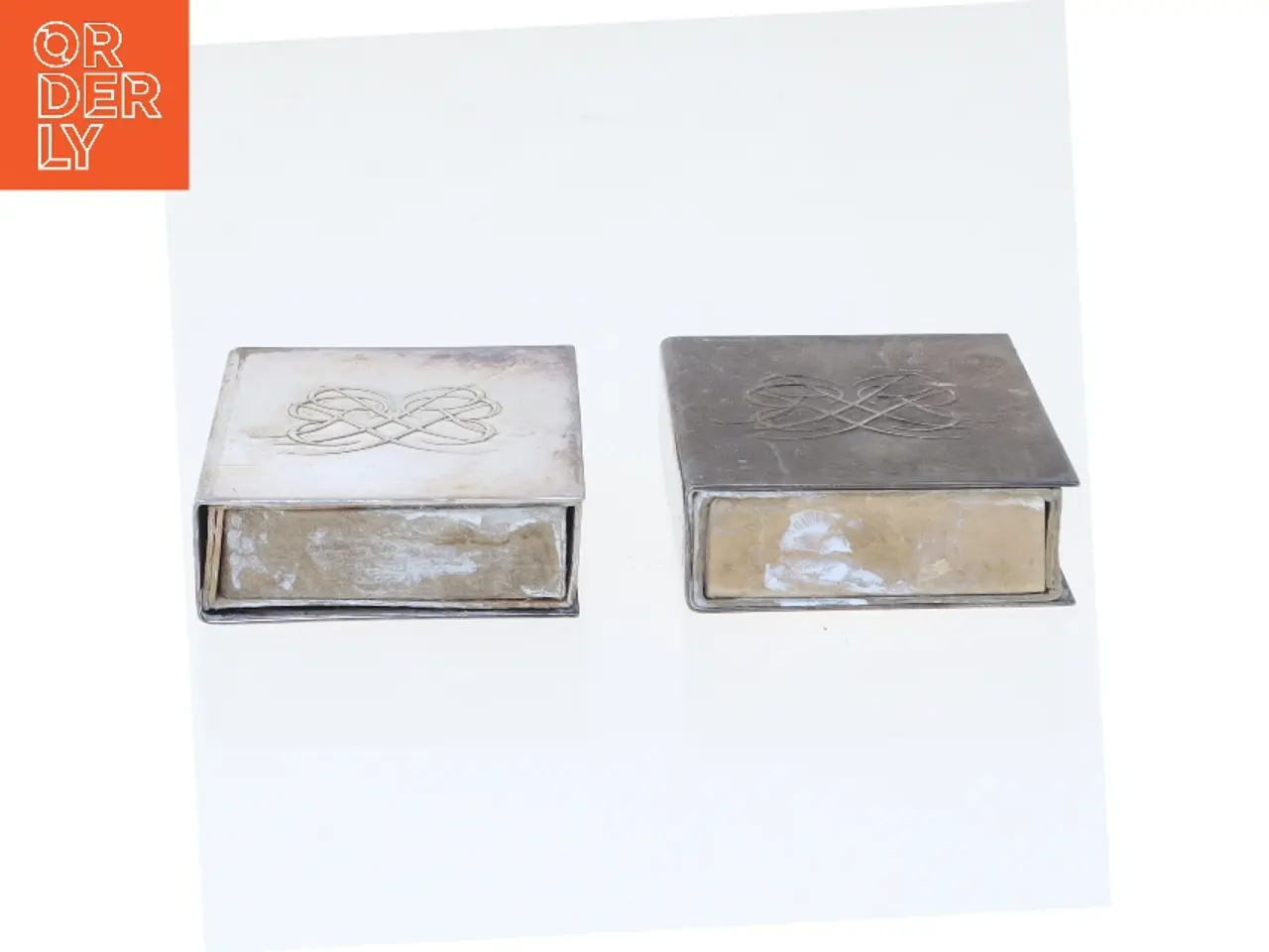 Billede 2 - To små metal tændstikæsker med indgravering (str. 5,5x4x1,5 cm)