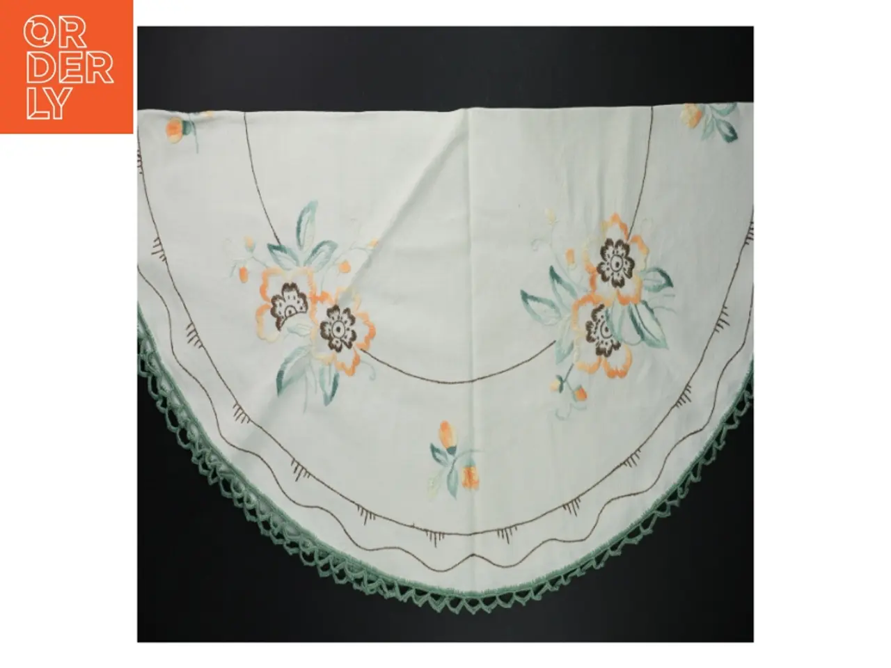 Billede 2 - Broderet dug med blomstermotiv (str. Ø. 77 cm)