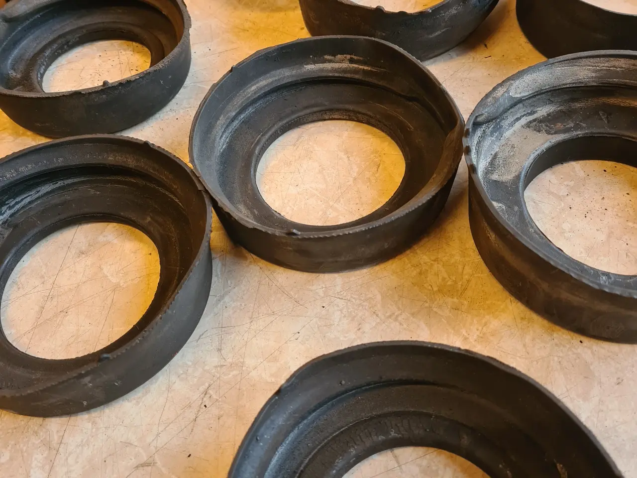 Billede 3 - Gummi underlag til for + bagfjedre