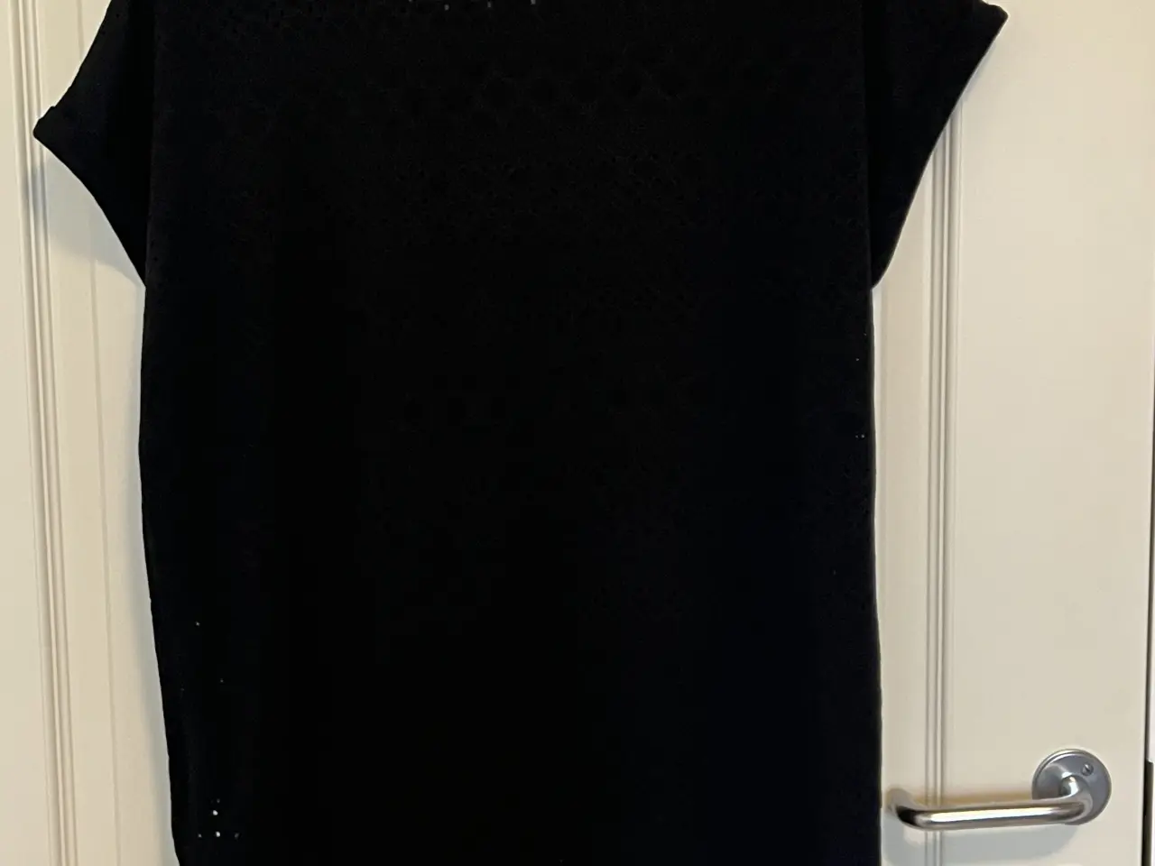 Billede 2 - Sort t-shirt med hulmønster fra Soyaconcept