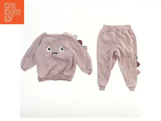 Sweatsæt med dinosaurdetaljer fra H&M (str. 92)
